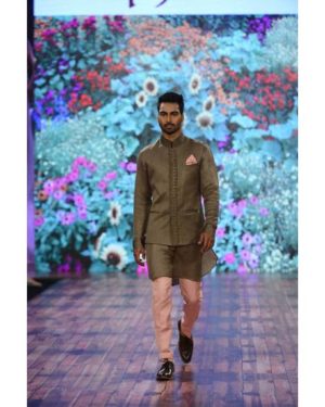 Brown textured bandi with brown kurta, onion pink trouser and pocket square