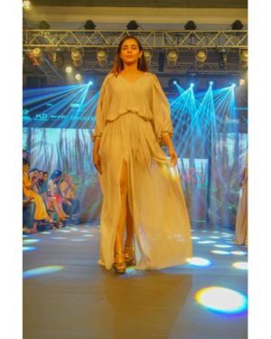 Beige chiffon gown with pleats on waist