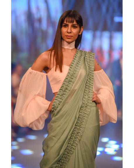 green-chiffon-saree-with-texture-with-baby-pink-balloon-sleeve-blouse-and-choker (1)
