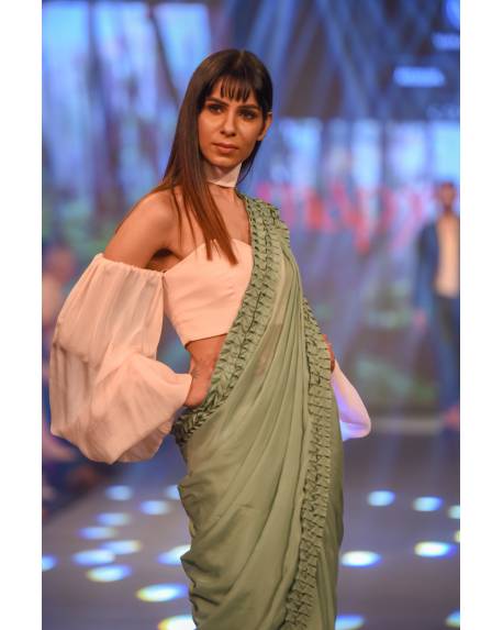 green-chiffon-saree-with-texture-with-baby-pink-balloon-sleeve-blouse-and-choker (2)